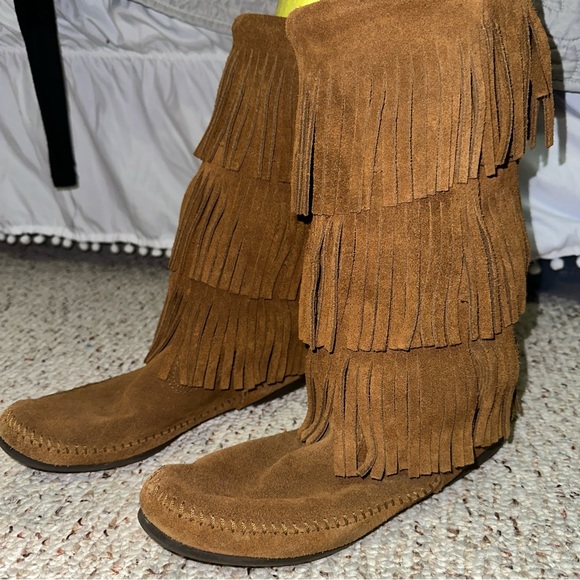 Minnetonka moccasin fringe boots - Picture 3 of 8